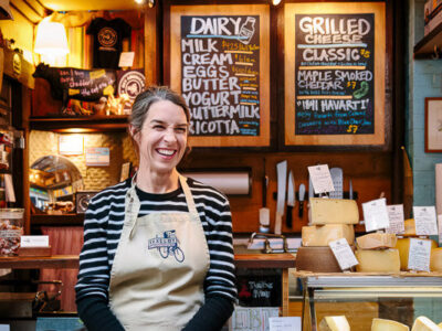 Djelatnik/djelatnica u delikatesnoj trgovini i kušaonici