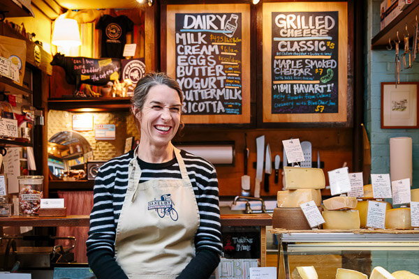 Djelatnik/djelatnica u delikatesnoj trgovini i kušaonici
