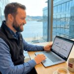 Sretan radnik iz regije putem interneta prijavljuje povrat poreza iz Norveške 2026. godine kroz sustav Skatt.