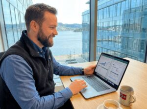 Sretan radnik iz regije putem interneta prijavljuje povrat poreza iz Norveške 2026. godine kroz sustav Skatt.
