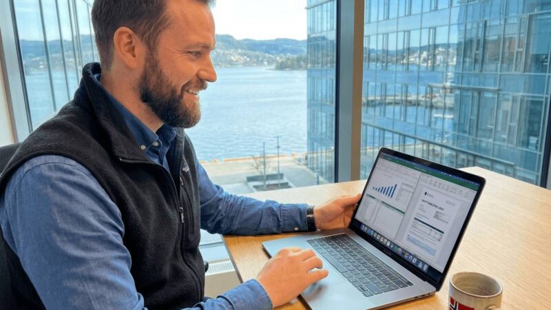 Sretan radnik iz regije putem interneta prijavljuje povrat poreza iz Norveške 2026. godine kroz sustav Skatt.